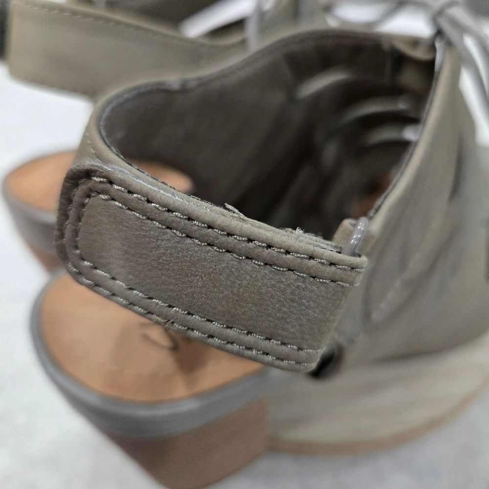 🐢 Clarks Banoy Waneta Lace up Heel Dress Sandal Size 9 Sage Nubuck - Picture 14 of 14